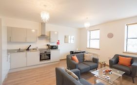 Comfortable Modern Apartment In Swindon, Free Parking Sleeps Up To 5