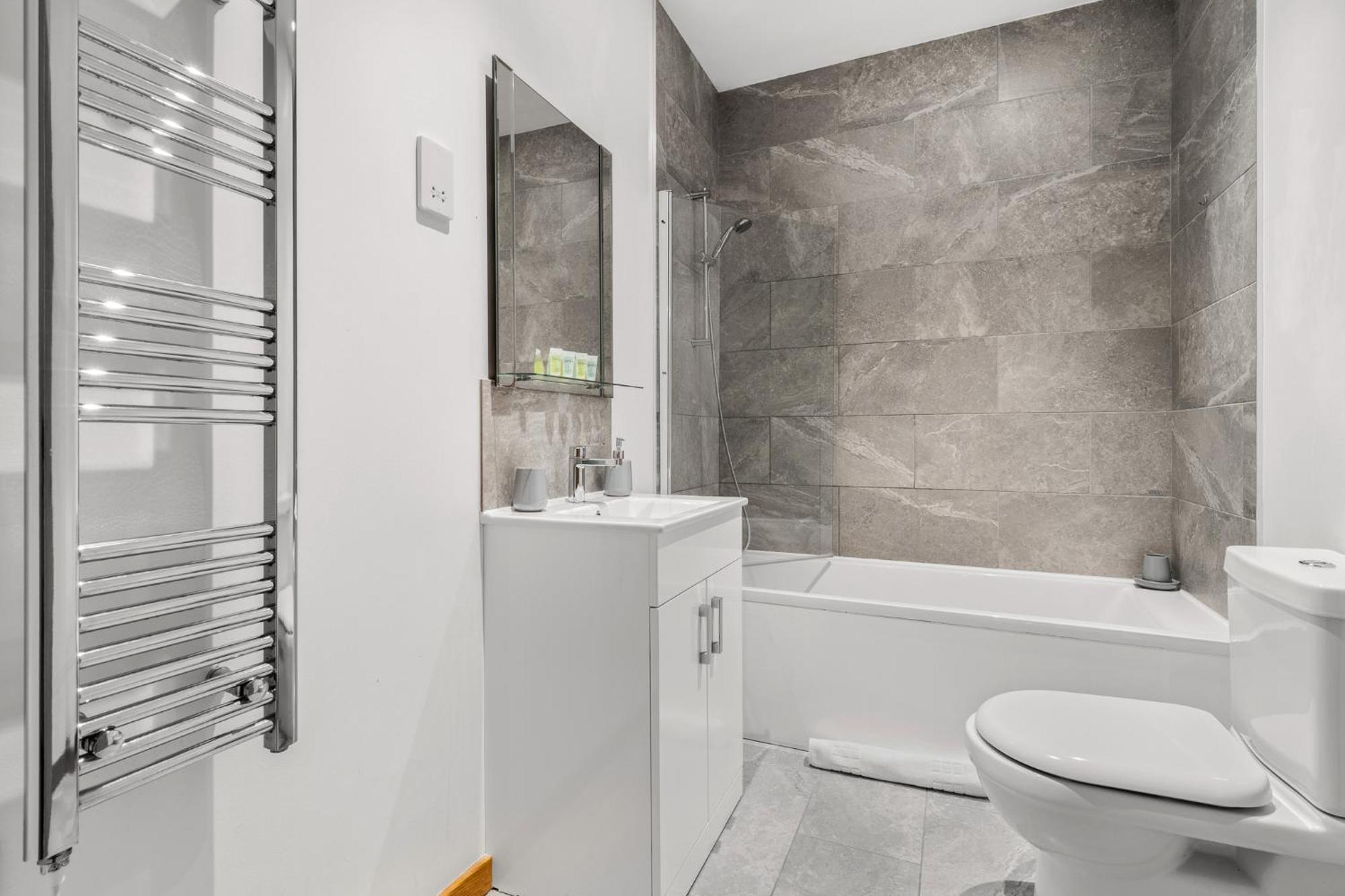 Comfortable Modern Apartment In Swindon, Free Parking Sleeps Up To 5 Exterior photo